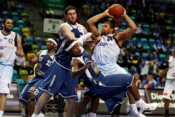 两队以平局 两队以平局